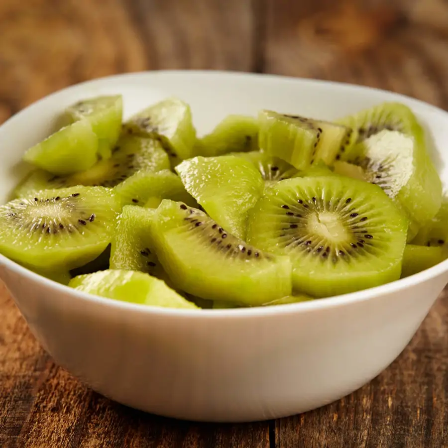 El sencillo truco para pelar un kiwi en 3 segundos