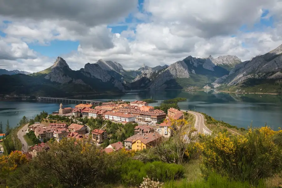 Pueblo de Riaño, en los "fiordos leoneses"