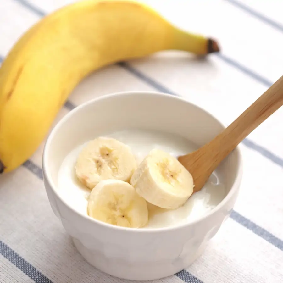 ¿Tienes un plátano, un yogur y un huevo? Prepara este 'pastelito' ligero y sano para chuparte los dedos