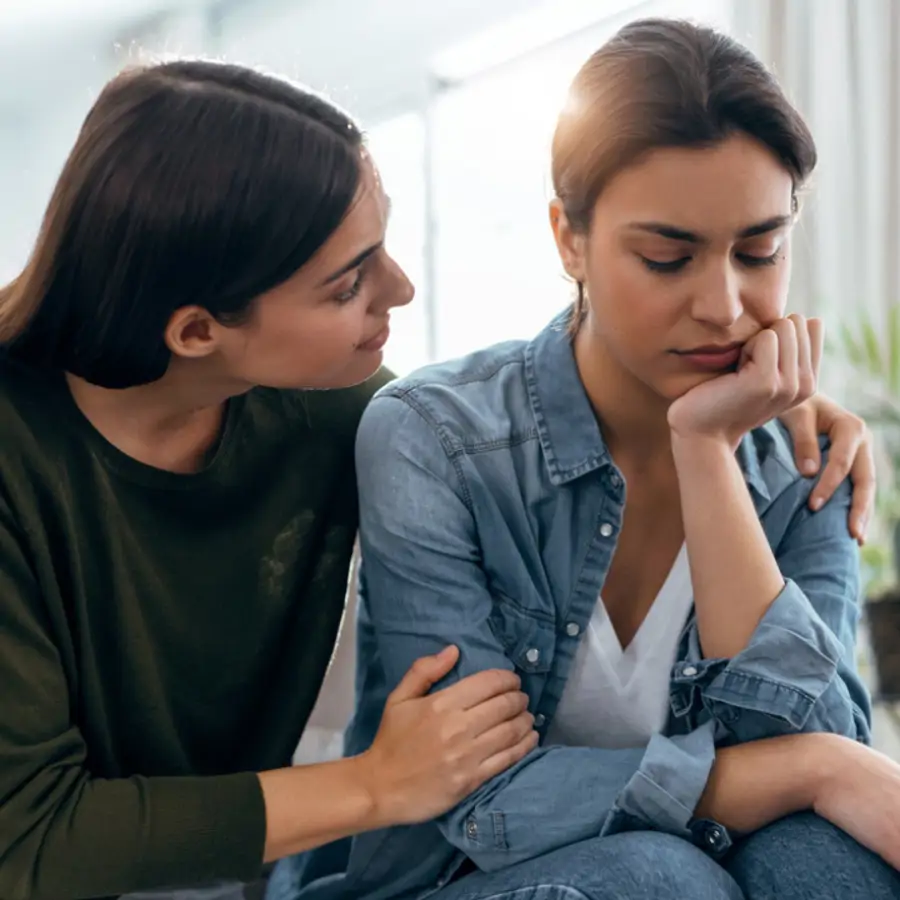 Cómo saber si un amigo necesita hablar contigo solo fijándote en estos gestos según la sinergología