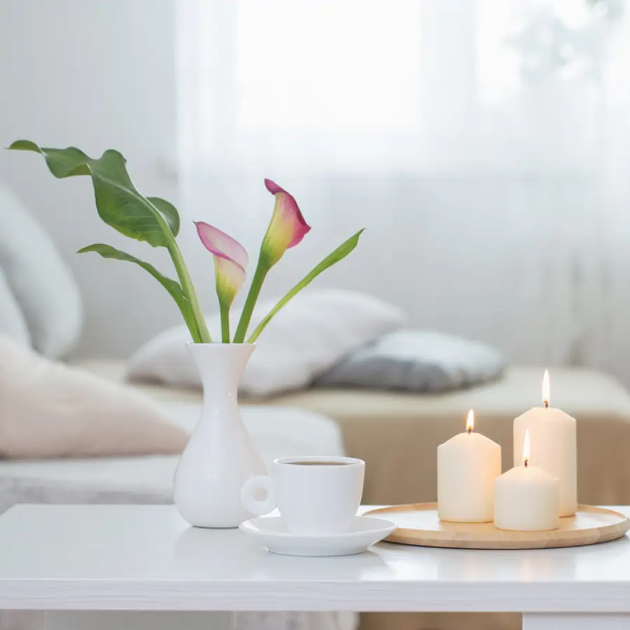 Salón de estar con velas, flores y plantas