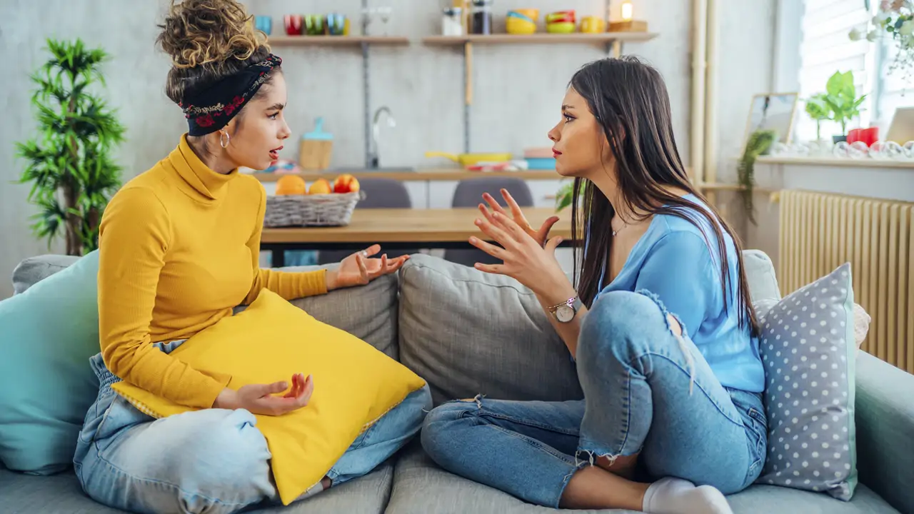 Amigas discutiendo