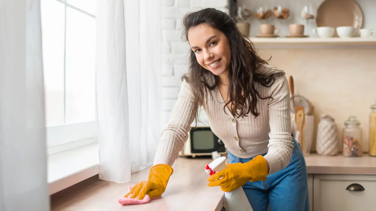 mujer limpiando la casa