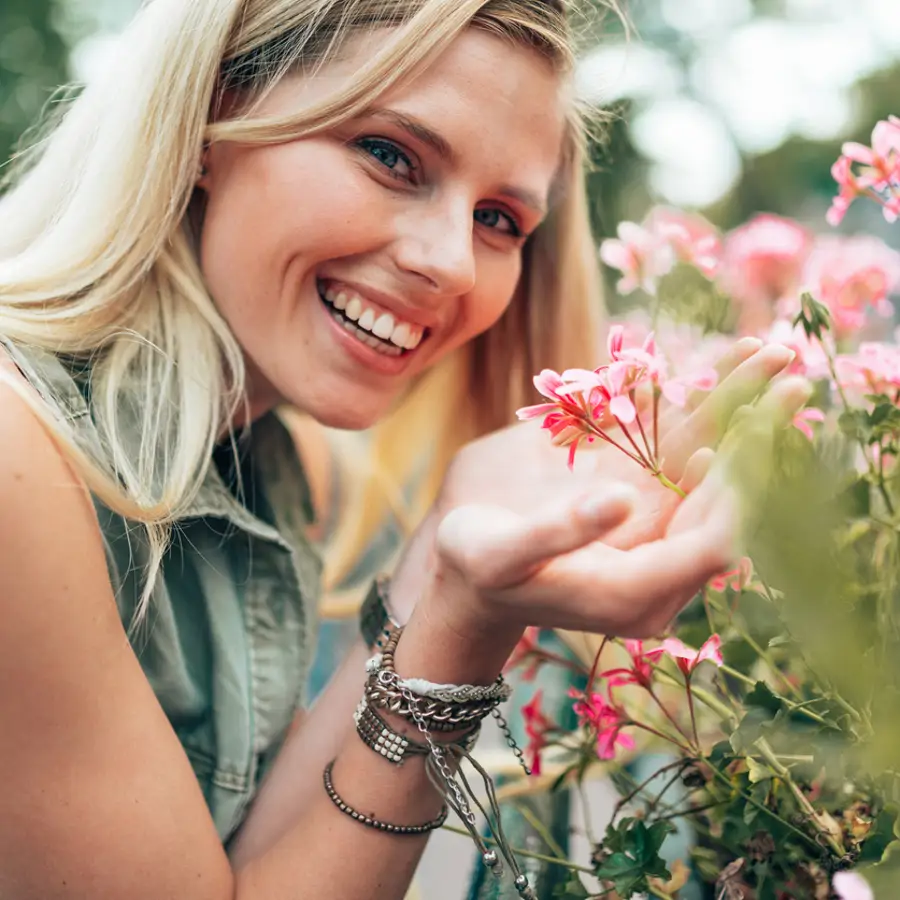 Mujer en el jardín