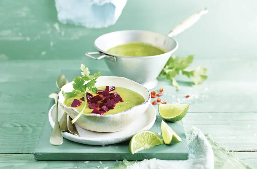 Sopa fría de aguacate y remolacha con lima y cilantro