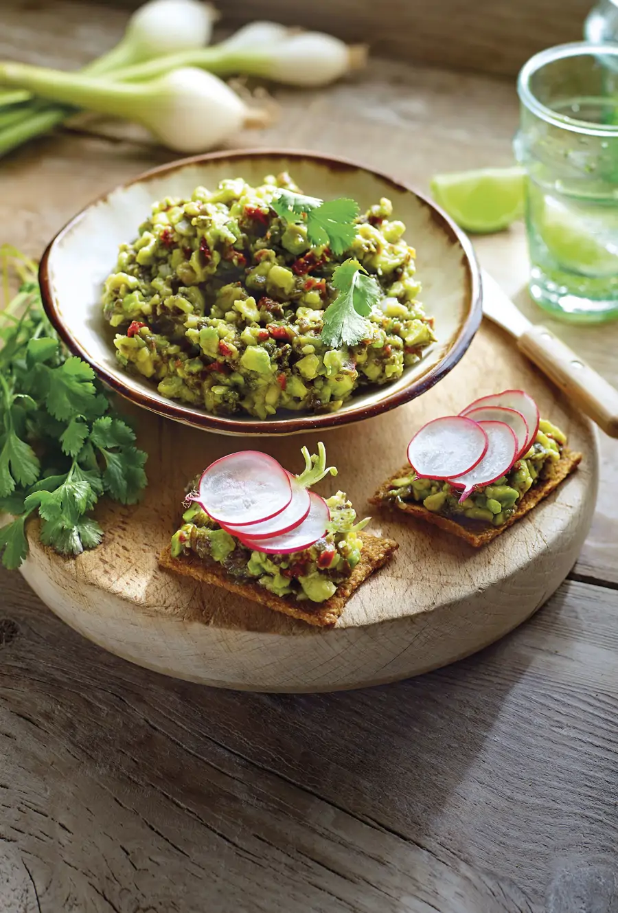 Tartar de espagueti de mar con aguacate