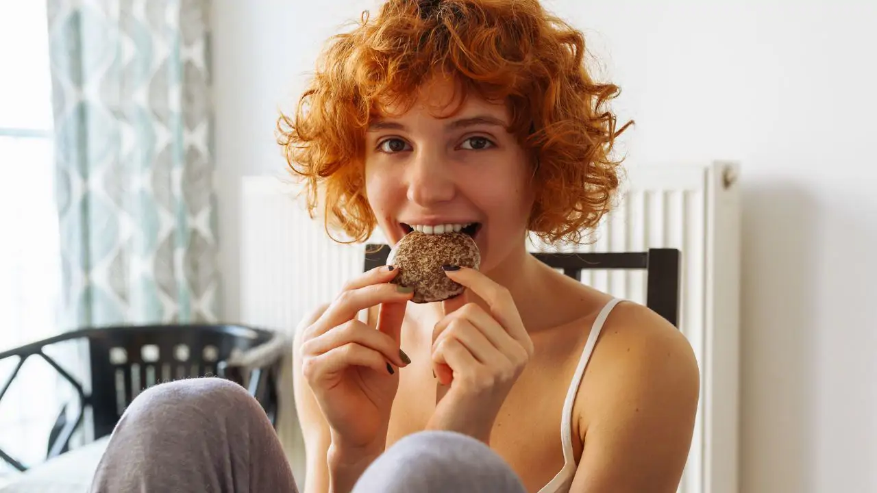 mujer comiendo una galleta