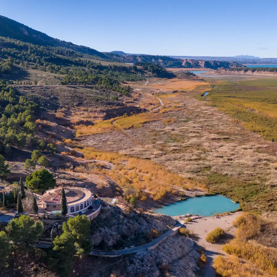 Esta balsa termal gratuita de aguas sulfurosas y atardeceres de ensueño está en Granada y se mantiene a más de 30 ºC todo el año