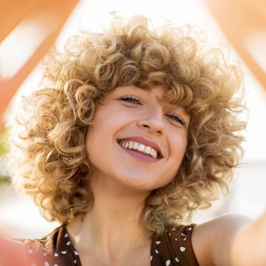 mujer con el cabello rizado