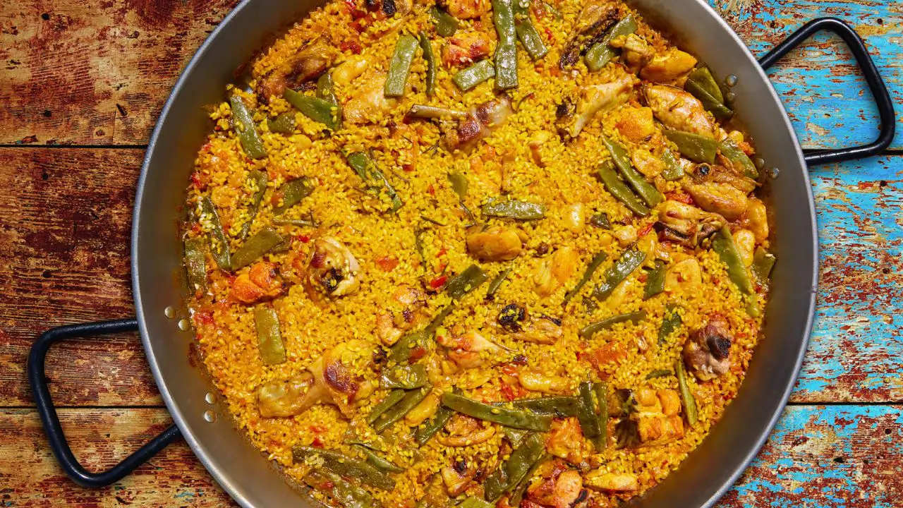 Paella Valenciana con pollo y conejo