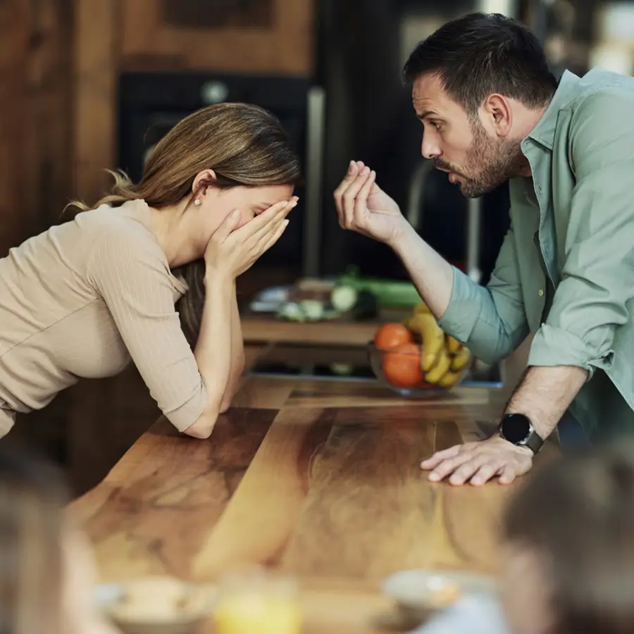 Contra todo pronóstico: una psicóloga analiza los rasgos que delatan a un manipulador emocional para acabar haciendo lo que no quieres