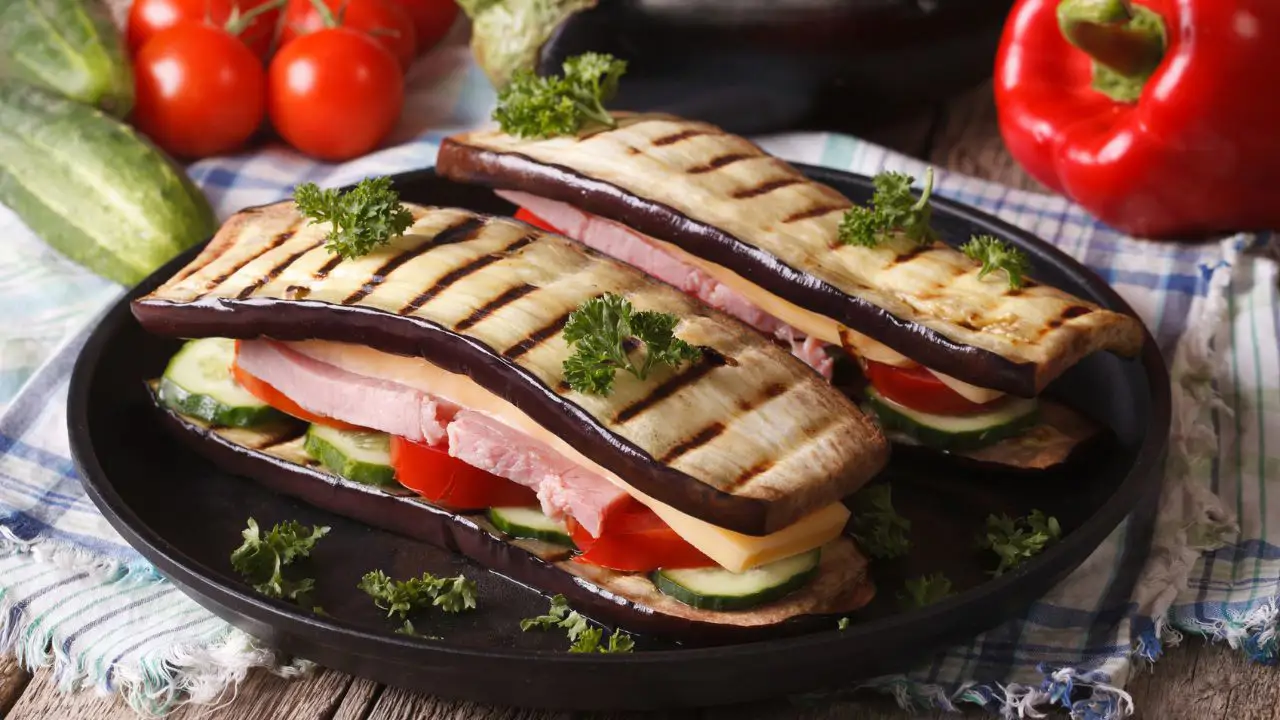Crepe de berenjena, aguacate y mozzarella sin harinas: la cena proteica baja en hidratos que está deliciosa