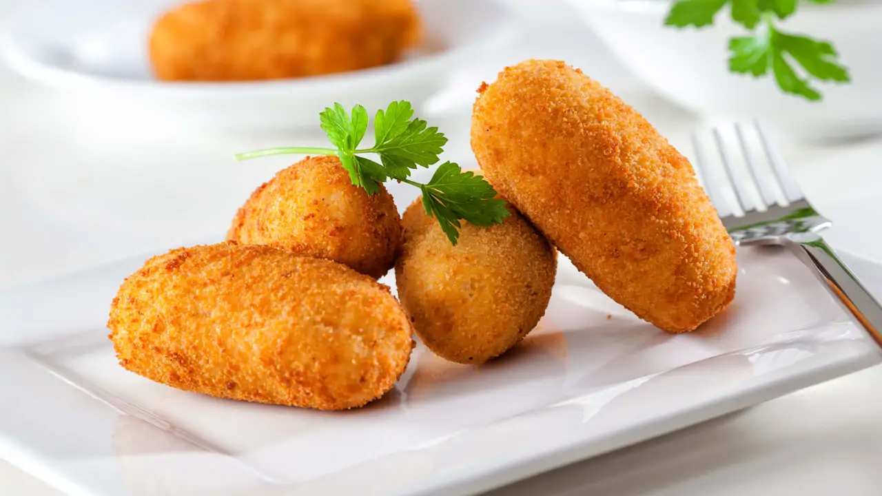 Ni con las manos ni con una cuchara: el truco para dar forma a las croquetas en segundos para que queden perfectas y no se rompan