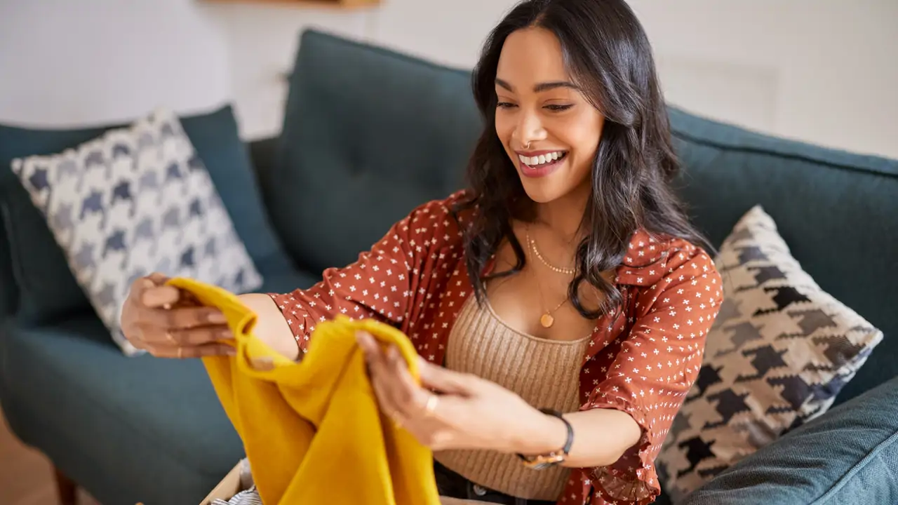 mujer con una camiseta