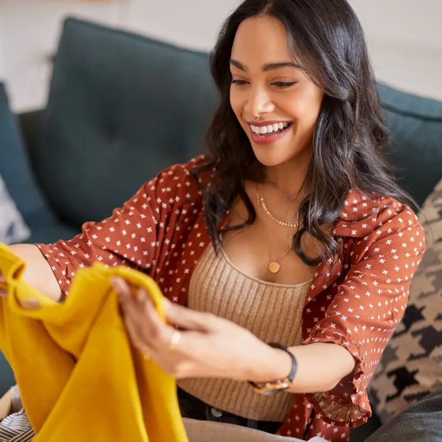 mujer con una camiseta