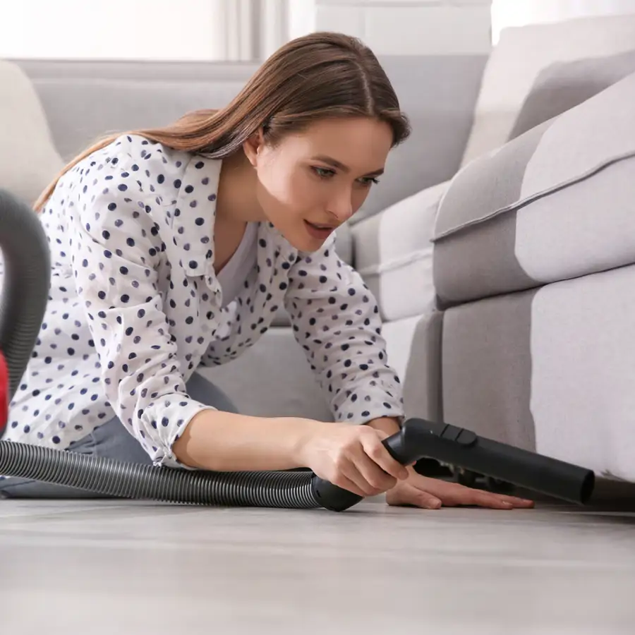 Adiós a mover los muebles para limpiar debajo: el truco fácil para limpiar en los espacios más estrechos donde más se acumula el polvo