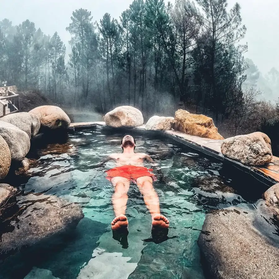 El balneario al aire libre con 7 piscinas naturales que te transporta a Japón sin salir de Galicia