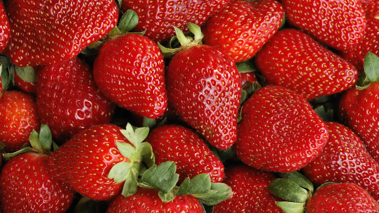 Ni en el frutero ni directas a la nevera: así se guardan las fresas para que duren mucho más tiempo sin que se pudran según los expertos