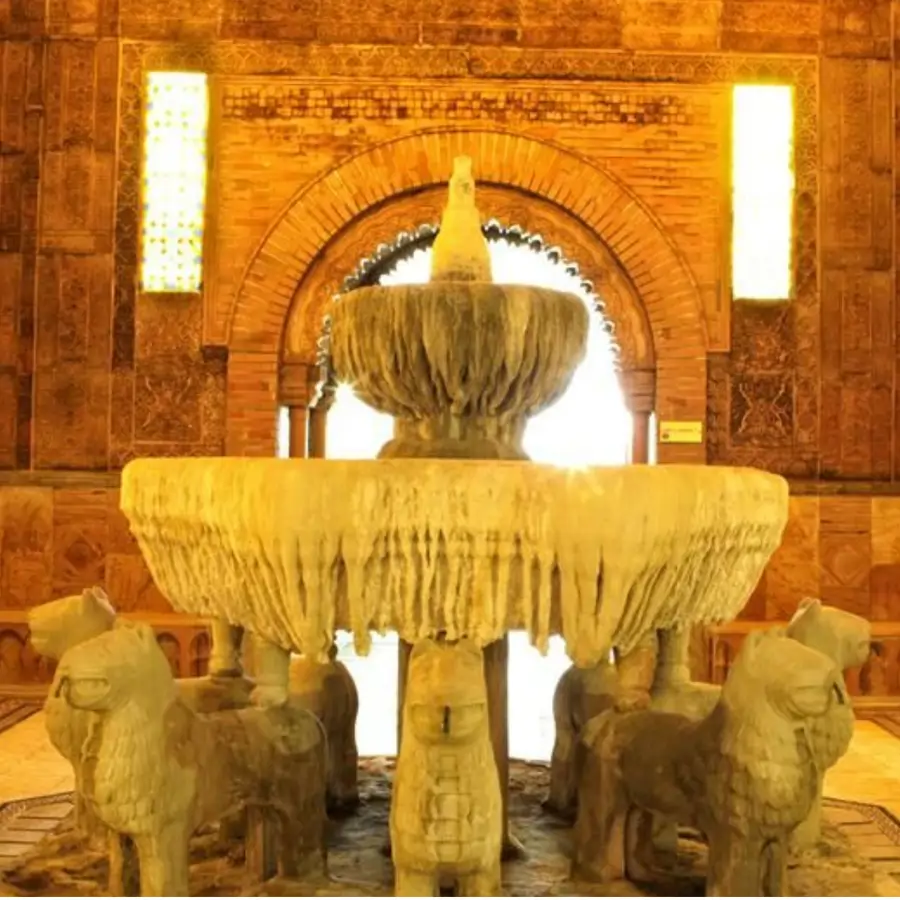 Parece la Alhambra pero es un balneario español con patio de los leones incluido para hacer un maratón de relax e historia en un fin de semana