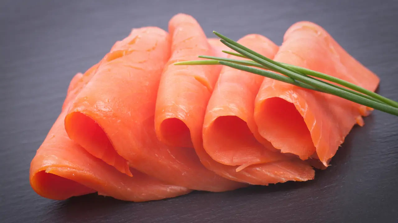No es salmón ahumado pero lo parece: así se prepara la zanahoria con sabor a salmón ahumado para tus recetas de lujo a precio de risa