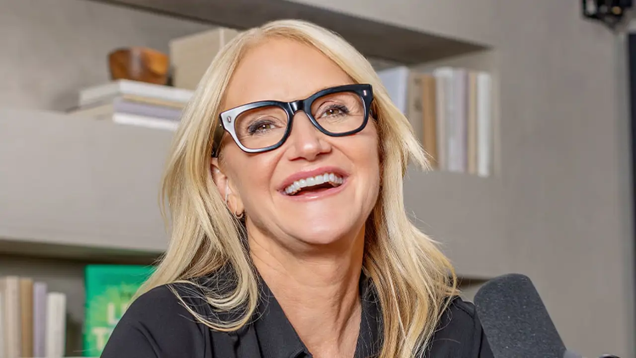 Mel Robbins, experta en crecimiento personal: "No tienes ni idea del tiempo y la energía que desperdicias pensando en cómo se comportan los demás"