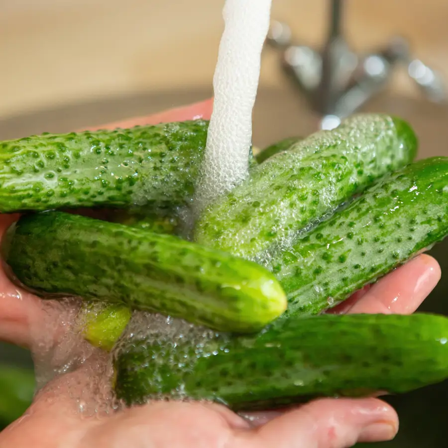 Ni con agua ni con vinagre: cómo lavar los pepinos para eliminar toda la suciedad y los pesticidas según la portavoz de la Academia de Nutrición y Dietética de Estados Unidos