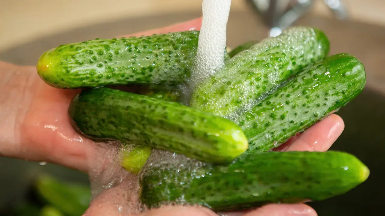 Ni con agua ni con vinagre: cómo lavar los pepinos para eliminar toda la suciedad y los pesticidas según la portavoz de la Academia de Nutrición y Dietética de Estados Unidos