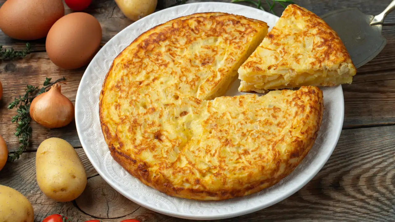 Chef José Andrés revela el truco para que la tortilla de patatas quede perfecta: "Hay que mojar el plato"