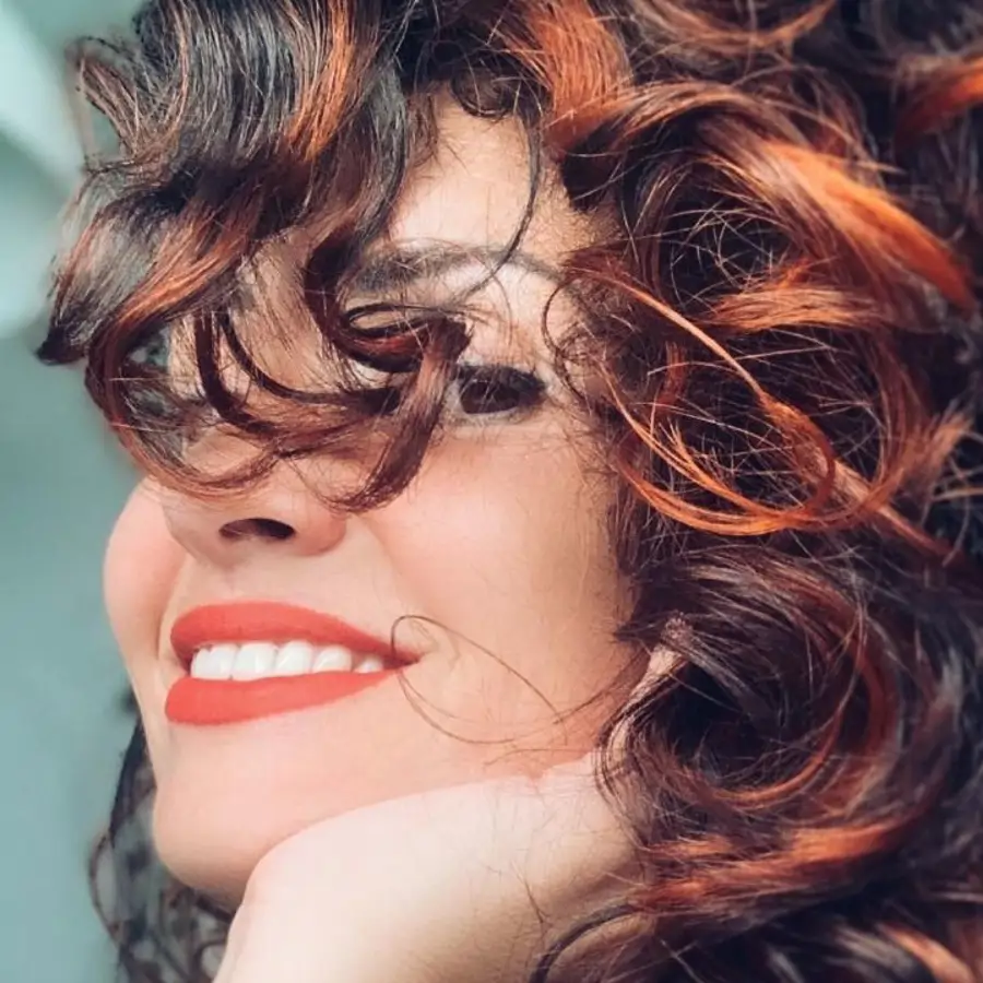 Estrella, peluquera experta en rizos: "La base para que tus rizos bien definidos te duren es un buen lavado de cabeza"