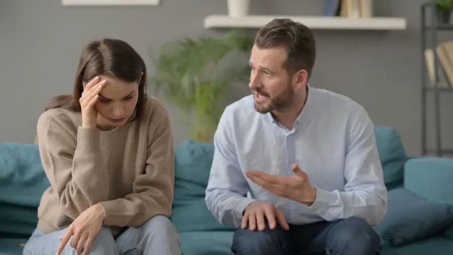 Pareja discutiendo 