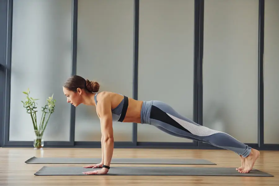 Mujer haciendo la plancha