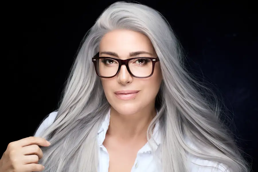 Mujer con pelo gris cuidado
