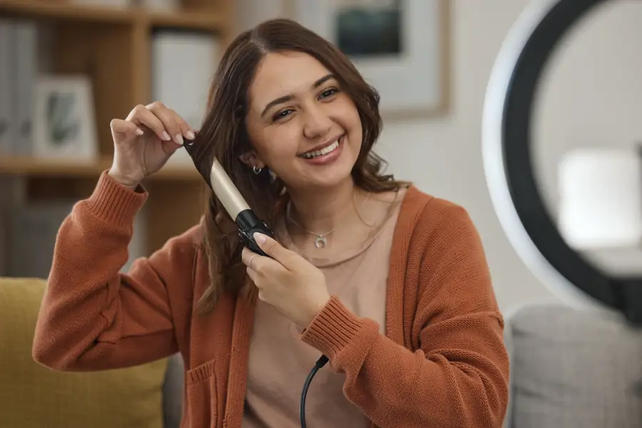 Mujer rizándose el cabello