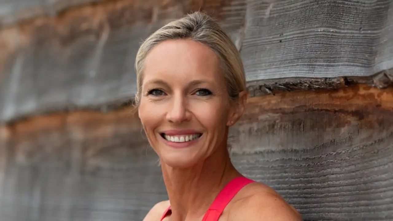 Caroline Idiens, entrenadora de 52 años: "Esta rutina de 5 minutos de fuerza y cardio sin material me llena de energía por la mañana"