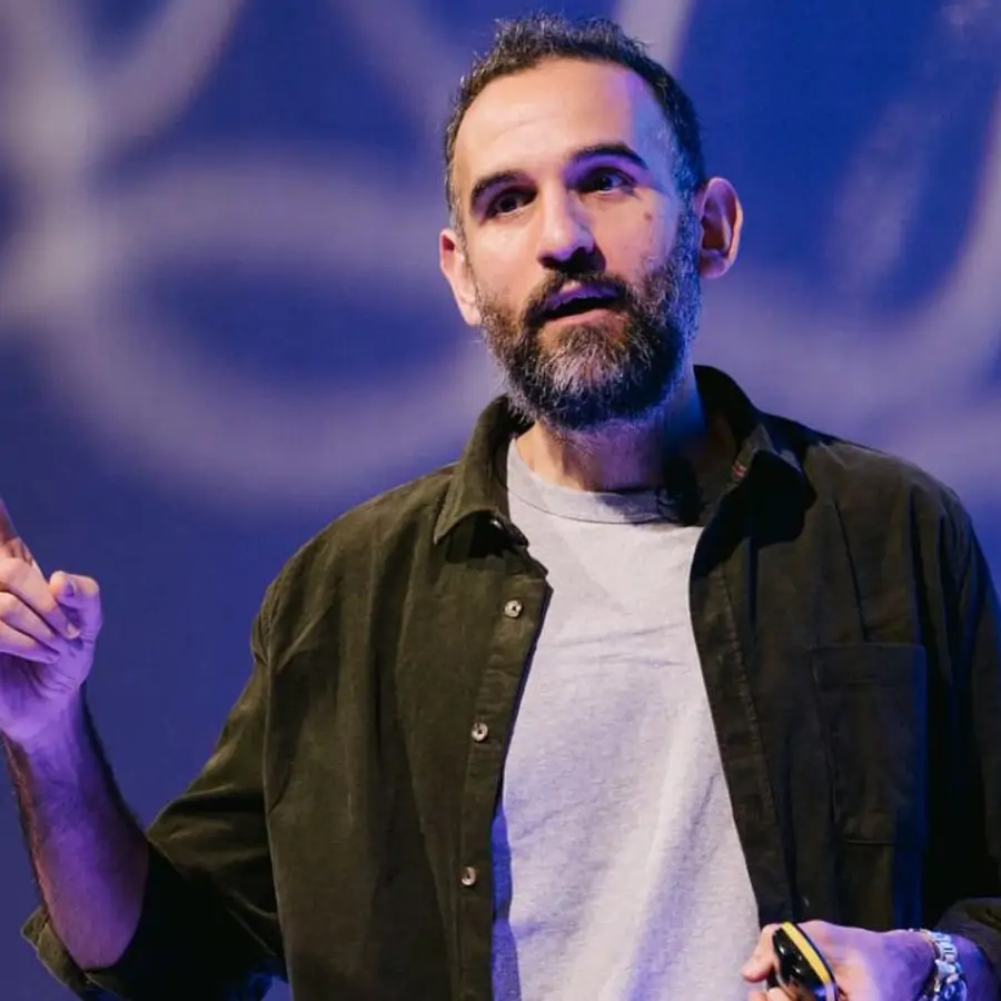Antonio Valenzuela, fisioterapeuta, sobre las personas que están en modo alerta: "Manos superapretadas, hombros muy encogidos… He visto personas con los hombros cerca de las orejas"