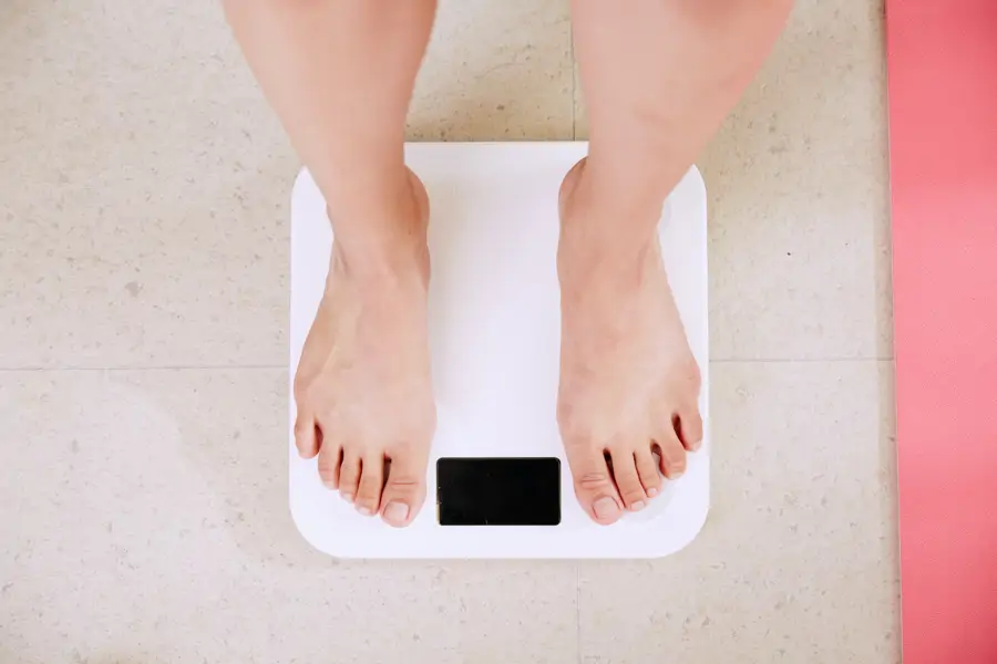 Mujer en la báscula