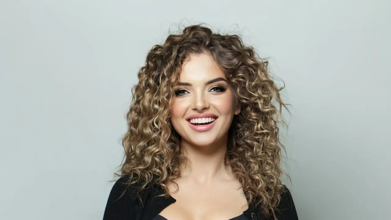 Estrella Vera, peluquera: "Para marcar más las ondas, primero me despeino y luego les doy volumen"