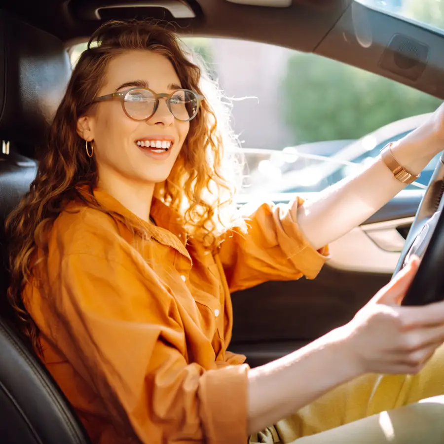 Qué dice la psicología de las personas que agradecen con un gesto al coche que se detiene para dejarlas pasar