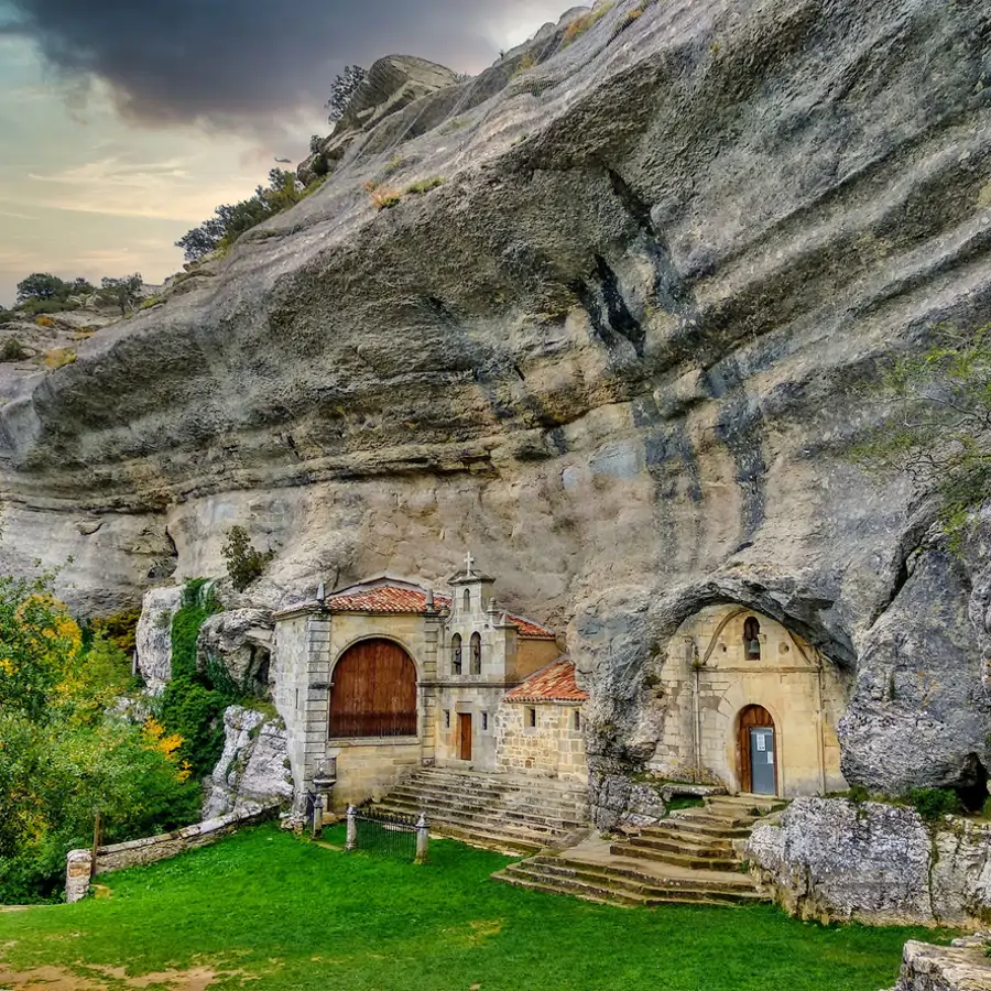 Más de 100 km de cuevas, pinturas milenarias y ermitas subterráneas se esconden en este lugar mágico, uno de los más alucinantes de España y del mundo