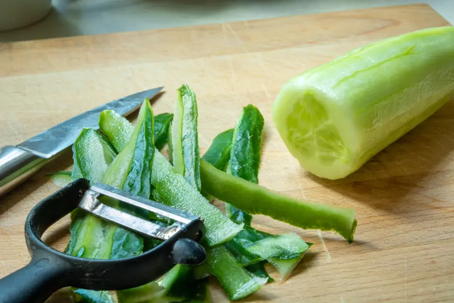Pepino pelado y sus cáscaras