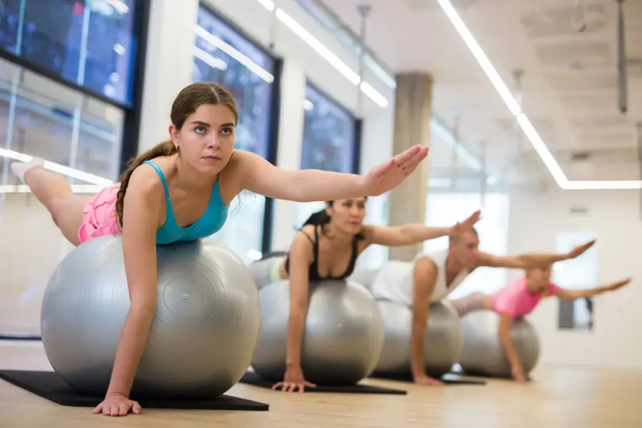 superman con pelota pilates fitball