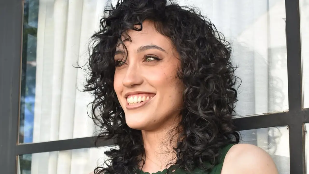 Kathia Riquelme, estilista experta en rizos: "La definición de tus ondas o rizos depende en un 80% del corte, en un 15% de la elasticidad de tu pelo y en un 5% de tu rutina capilar"