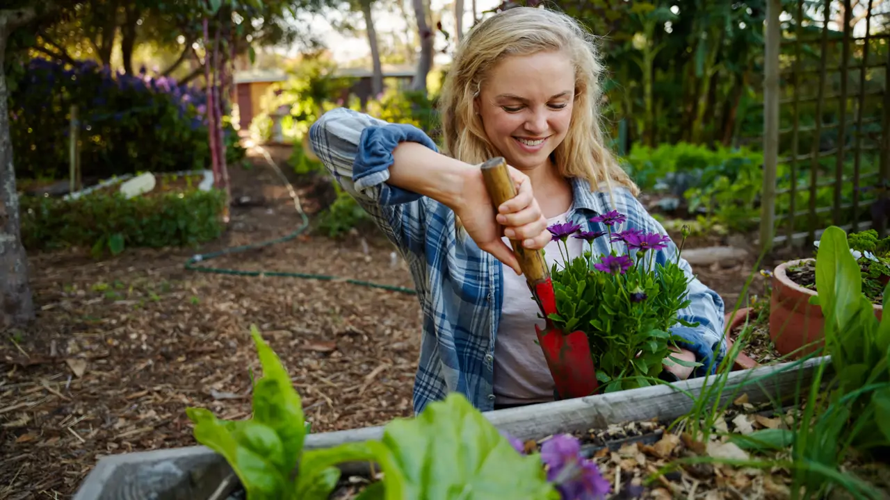 Mujer haciendo trabajos de jardinería