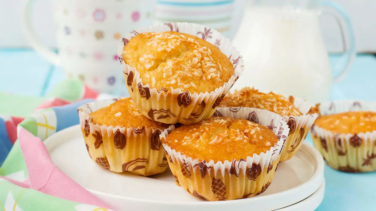 Muffins de coco sin harina ni azúcar: solo tres ingredientes ligeros y proteicos para quitar el antojo de dulce