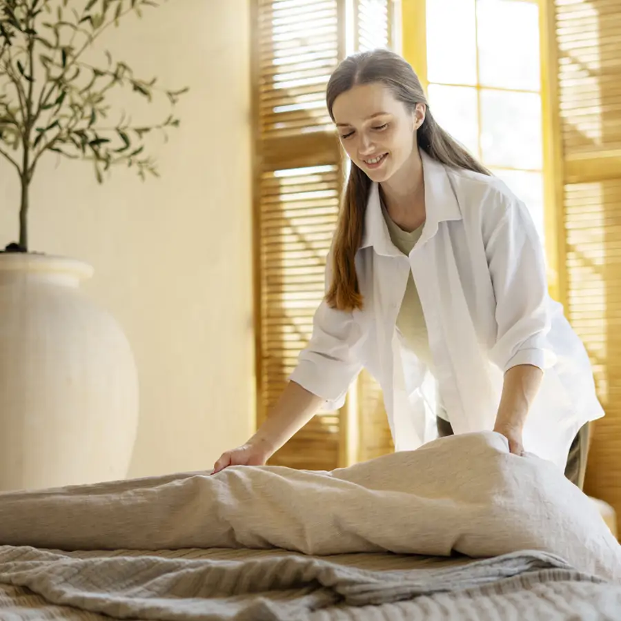 Mujer haciendo la cama