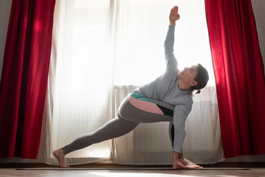 utthita parivrtta anjaneyasana