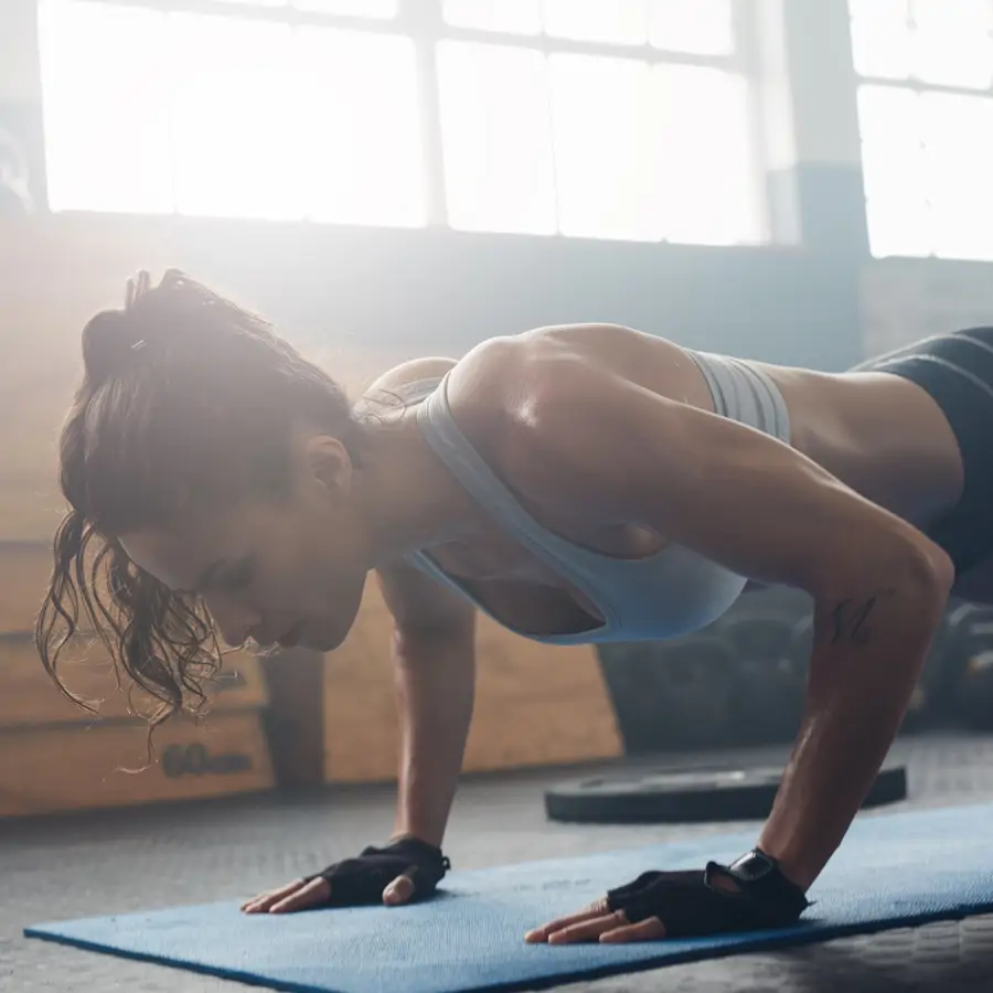 María Plaza, experta en pilates, sobre cómo hacer bien las flexiones: "La clave no está en los brazos sino en el core"