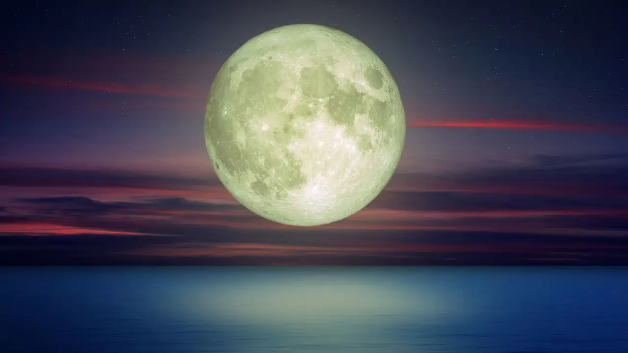 luna llena sobre el mar