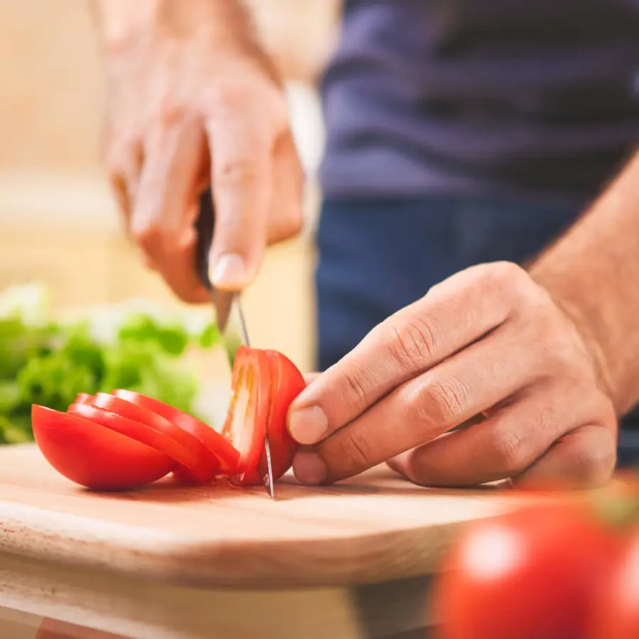 Si piensas que los tomates ya no tienen sabor es porque no conoces este truco de cocinero que lleva tus ensaladas a otro nivel