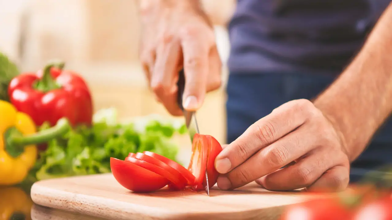 Si piensas que los tomates ya no tienen sabor es porque no conoces este truco de cocinero que lleva tus ensaladas a otro nivel